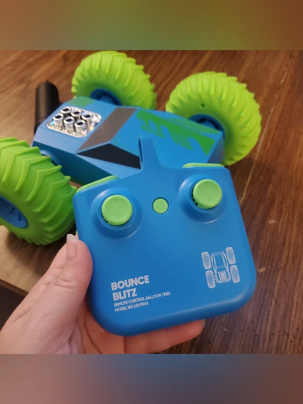 BOUNCE BLITZ RWMOTE CONTROL STUNT CAR